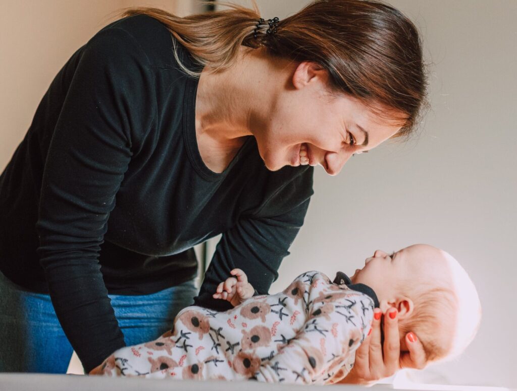 madre cuidando a su bebé de manera afectuosa