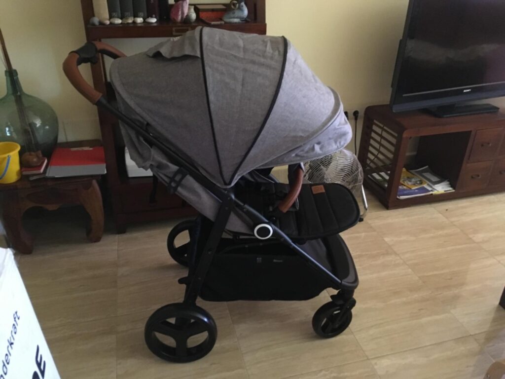 SILLA DE PASEO KINDERKRAFT MODELO GRANDE PLUS CON LA CAPOTA EXTENDIDA