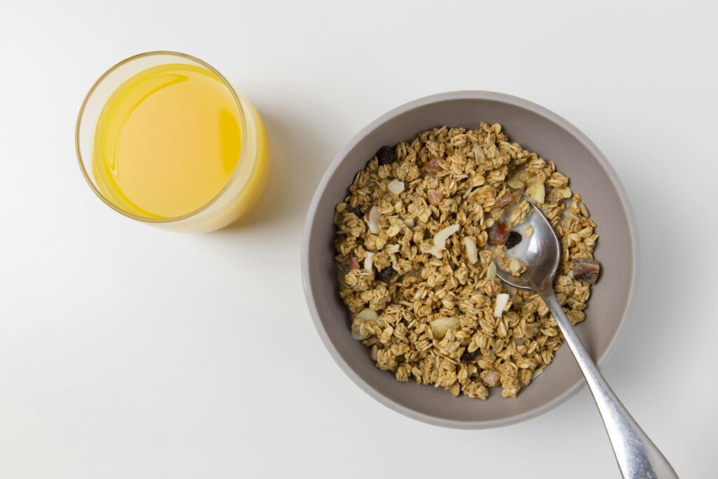 Bol de avena con frutos secos y un vaso de zumo, alimentarse de manera saludable es ideal para mejorar la lactancia materna