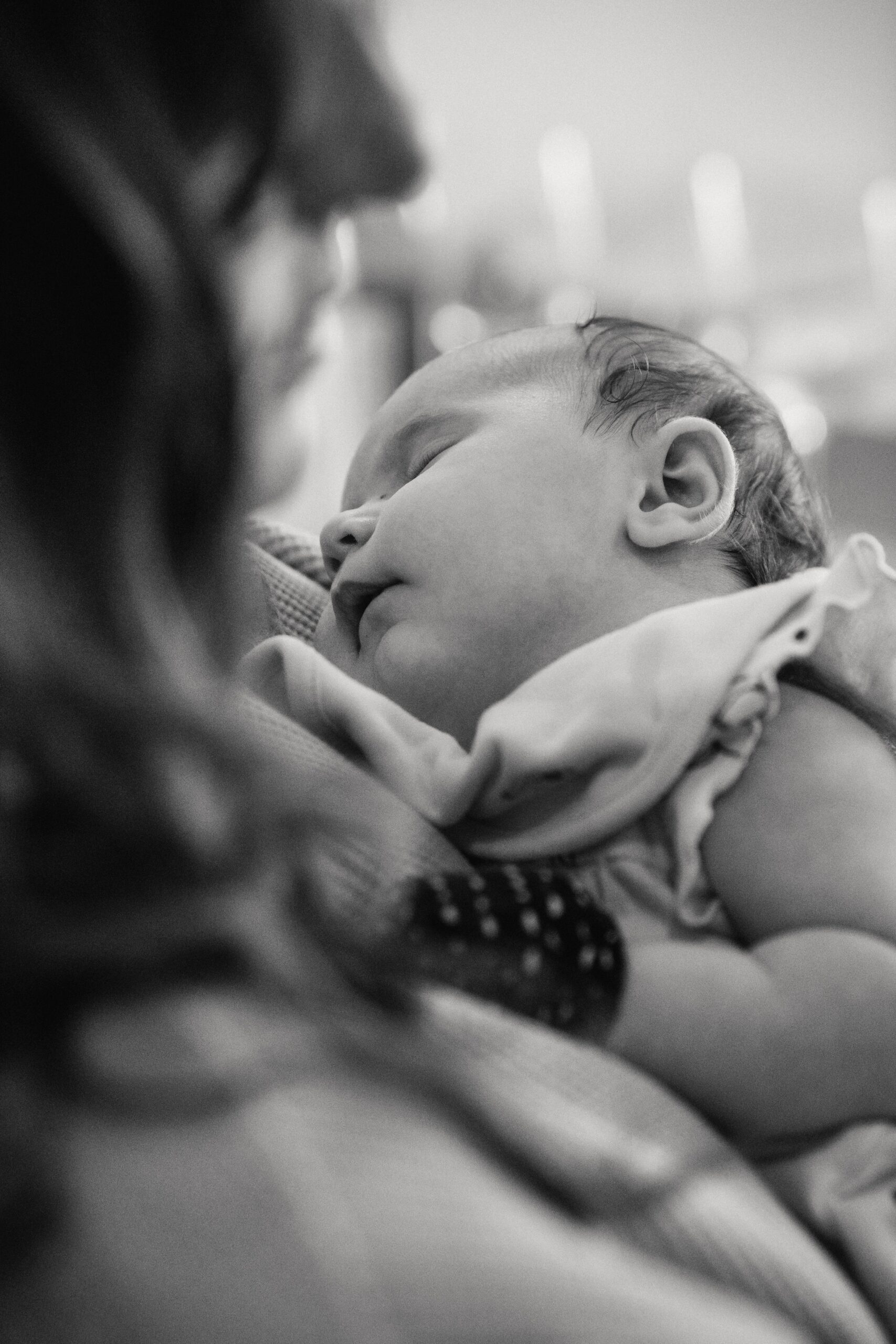 BEBÉ DURMIENDO CON SU MADRE, FAVORECIENDO EL DESCANSO DEL BEBÉ