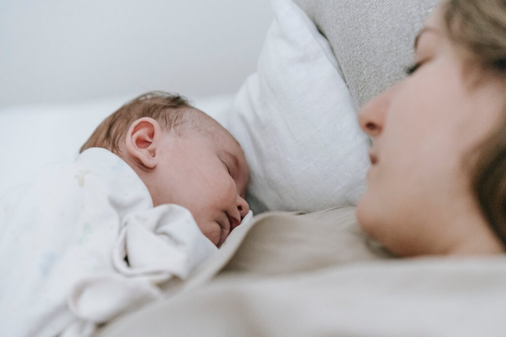 BEBÉ DURMIENDO CON SU MADRE, FAVORECIENDO EL DESCANSO DEL BEBÉ