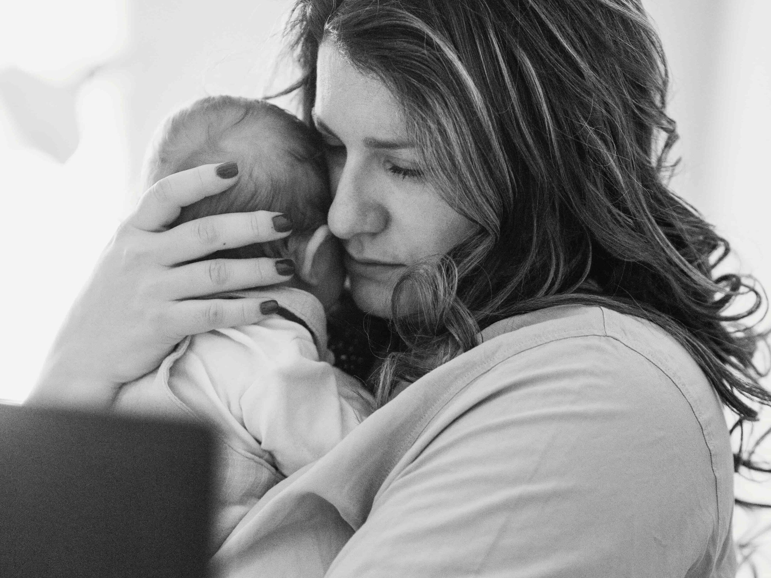 madre cuidando a su bebé 